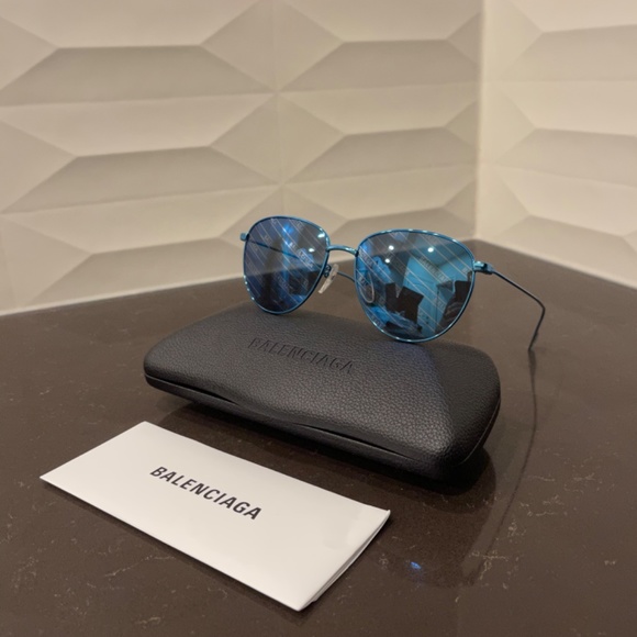 BALENCIAGA LOGO sunglasses in blue - Picture 12 of 12